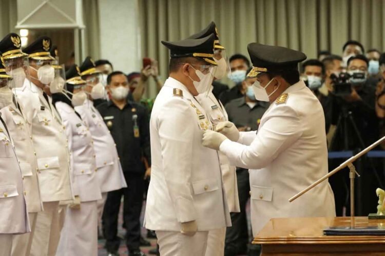 Gubernur Lampung Arinal Djunaidi melantik dan mengambil sumpah Bupati dan Wakil Bupati Pesawaran hasil Pemilihan Kepala Daerah (Pilkada) serentak 9 Desember 2020 Dendi Ramadhona-Marzuki di Balai Keratun Lantai III Kompleks Kantor Gubernur Lampung, Jumat (26/2).
ISTIMEWA