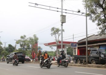 TILANG ELEKTORNIK. Pengendara melintasi kamera pengawas electronic traffic law enforcement (ETLE) di Jalan ZA Pagaralam, Labuhanratu, Bandar Lampung, Selasa (16/2). Pemberlakuan tilang elektronik melalui kamera CCTV atau ETLE dilakukan untuk mengawasi perilaku pengendara kendaraan bermotor.
LAMPUNG POST/SUKISNO