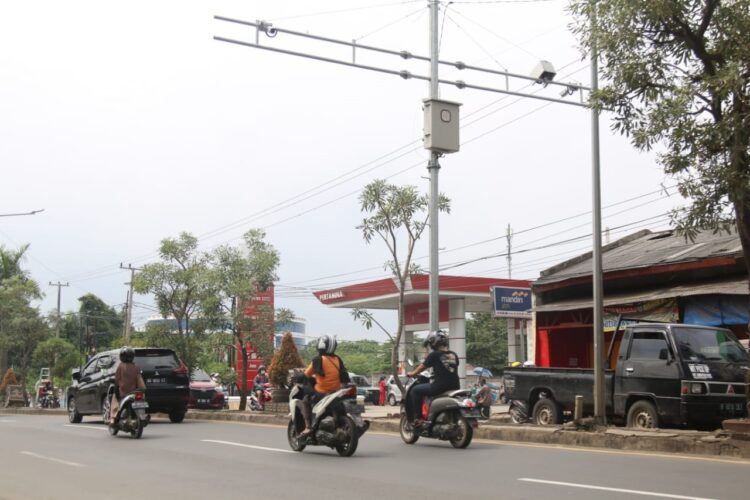 TILANG ELEKTORNIK. Pengendara melintasi kamera pengawas electronic traffic law enforcement (ETLE) di Jalan ZA Pagaralam, Labuhanratu, Bandar Lampung, Selasa (16/2). Pemberlakuan tilang elektronik melalui kamera CCTV atau ETLE dilakukan untuk mengawasi perilaku pengendara kendaraan bermotor.
LAMPUNG POST/SUKISNO