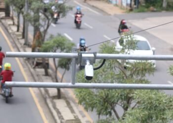 UJI COBA  TILANG-EL. Pengendara melintas di bawah kamera Tilang-el atau electronic traffic law enforcement (ETLE) di Jalan ZA Pagaralam, Bandar Lampung, Minggu (28/1). Uji coba Tilang-el akan dilaksanakan hari ini (1/3) di Kota Tapis Berseri. Uji coba akan digelar hingga program Kapolri baru ini resmi di-launching pada 17 Maret 2021 mendatang.
LAMPUNG POST/SUKISNO