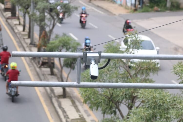 UJI COBA  TILANG-EL. Pengendara melintas di bawah kamera Tilang-el atau electronic traffic law enforcement (ETLE) di Jalan ZA Pagaralam, Bandar Lampung, Minggu (28/1). Uji coba Tilang-el akan dilaksanakan hari ini (1/3) di Kota Tapis Berseri. Uji coba akan digelar hingga program Kapolri baru ini resmi di-launching pada 17 Maret 2021 mendatang.
LAMPUNG POST/SUKISNO