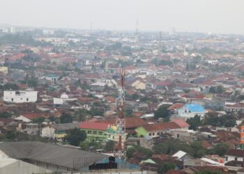 JARINGAN INTERNET. Sejumlah base transceiver station (BTS) atau stasiun pemancar sinyal di Kota Bandar Lampung, Selasa (16/2). Sebanyak 749 desa di Provinsi Lampung masuk blank spot area, sehingga tidak memiliki jaringan internet. Pemerintah Provinsi Lampung terus melakukan pemetaan dan penanganan agar desa tersebut bisa memiliki akses internet.
LAMPUNG POST/SUKISNO