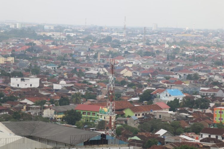 JARINGAN INTERNET. Sejumlah base transceiver station (BTS) atau stasiun pemancar sinyal di Kota Bandar Lampung, Selasa (16/2). Sebanyak 749 desa di Provinsi Lampung masuk blank spot area, sehingga tidak memiliki jaringan internet. Pemerintah Provinsi Lampung terus melakukan pemetaan dan penanganan agar desa tersebut bisa memiliki akses internet.
LAMPUNG POST/SUKISNO