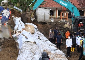 PRESIDEN TINJAU TANGGUL SUNGAI CITARUM YANG JEBOL. Presiden Joko Widodo (keempat kanan) didampingi Menteri PUPR Basoeki Hadimoeljono (kanan), Gubernur Jawa Barat Ridwan Kamil (ketiga kanan), dan Bupati Bekasi Eka Supria Atmaja (kedua kanan) meninjau lokasi jebolnya tanggul Sungai Citarum di Pebayuran, Kabupaten Bekasi, Jawa Barat, Rabu (24/2). Akibat jebolnya tanggul Sungai Citarum tersebut menyebabkan banjir di 134 titik lokasi pada 19 kecamatan di Kabupaten Bekasi dan sebanyak 27.928 kepala keluarga terdampak banjir.
ANTARA FOTO/HAFIDZ MUBARAK A