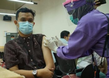 MAHASISWA KEDOKTERAN SUNTIK VAKSIN. Seorang mahasiswa Fakultas Kedokteran (FK) Unila menjalani penyuntikan vaksin Covid-19, Jumat (5/2). Sebanyak 308 mahasiswa Fakultas Kedokteran (FK) Unila menjalani penyuntikan vaksin. Mereka adalah mahasiswa Program Studi Profesi Dokter FK Unila yang sedang menjalani pendidikan tahap profesi (kepaniteraan klinik).
ISTIMEWA