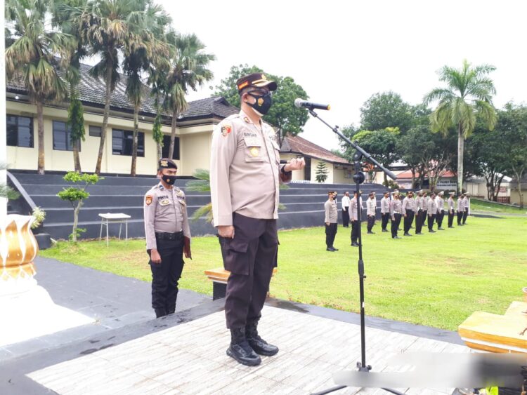 Kapolres Way Kanan AKBP Binsar Manurung saat memimpin apel di Mako Polres setempat, Senin (15/2/2021).