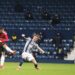 WEST BROMWICH ALBION VS MANCHESTER UNITED. Gelandang Manchester United Bruno Fernandes (kiri) melakukan tendangan ke gawang West Bromwich Albion saat pertandingan sepak bola Liga Inggris antara West Bromwich Albion dan Manchester United, di Stadion The Hawthorns, West Bromwich, Senin (15/2).
AFP/NICK POTTS