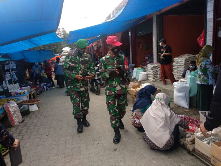 Danramil 422-04/Balik Bukit Kapt Inf Waniran saat memimpin operasi yustisi di Pasar Liwa, Jumat (26/2).