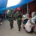 Danramil 422-04/Balik Bukit Kapt Inf Waniran saat memimpin operasi yustisi di Pasar Liwa, Jumat (26/2).