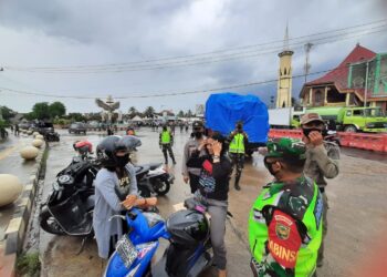 OPERASI PROTOKOL KESEHATAN. (1) Sejumlah warga dikenai sanksi sosial karena tidak mematuhi protokol kesehatan di pasar tradisional Pekon Ganjaran Pringsewu, Rabu (3/2).