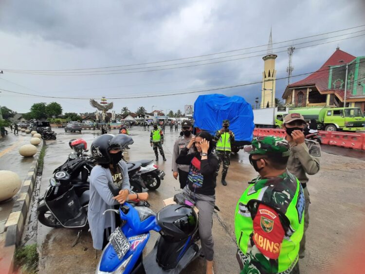 OPERASI PROTOKOL KESEHATAN. (1) Sejumlah warga dikenai sanksi sosial karena tidak mematuhi protokol kesehatan di pasar tradisional Pekon Ganjaran Pringsewu, Rabu (3/2).