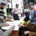 TIDAK MENGENAKAN MASKER. Seorang ASN terjaring razia yustisi karena tidak mengenakan masker di Jalan Raden Intan, Tugu Adipura, Bandar Lampung, Senin (1/2). Bagi warga yang melanggar protokol kesehatan diberikan hukuman fisik dan menandatangani surat teguran tertulis dari Pemerintah Kota Bandar Lampung.
LAMPUNG POST/ZAINUDDIN
