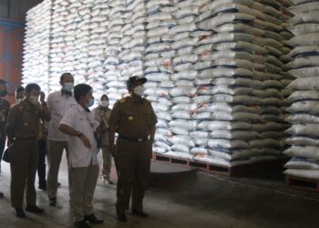 KEDAULATAN PANGAN DI LAMPUNG. Gubernur Lampung Arinal Djunaidi saat kunjungan kerja ke Gudang Bulog di Kompleks Pergudangan Campangraya, Jalan Soekarno-Hatta (By Pass), Bandar Lampung, Senin (15/2). Kedaulatan pangan terus dipertahankan di Lampung. Untuk itu Pemerintah Provinsi Lampung memastikan ketersediaan beras untuk masyarakat di Bumi Ruwa Jurai aman.
LAMPUNG POST/SUKISNO