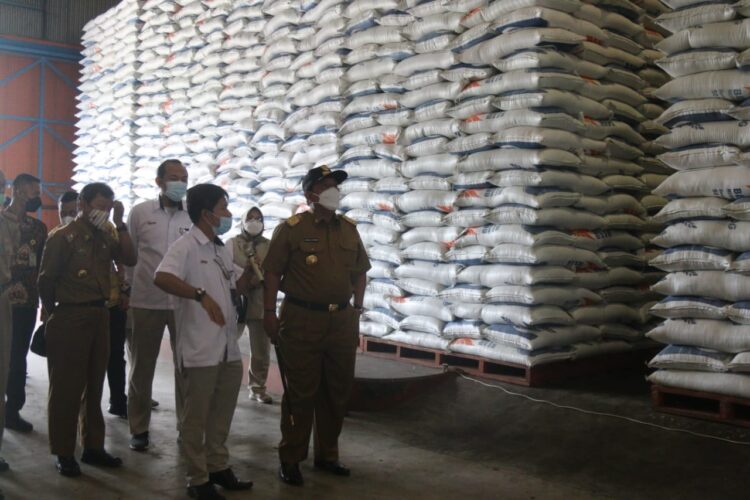 KEDAULATAN PANGAN DI LAMPUNG. Gubernur Lampung Arinal Djunaidi saat kunjungan kerja ke Gudang Bulog di Kompleks Pergudangan Campangraya, Jalan Soekarno-Hatta (By Pass), Bandar Lampung, Senin (15/2). Kedaulatan pangan terus dipertahankan di Lampung. Untuk itu Pemerintah Provinsi Lampung memastikan ketersediaan beras untuk masyarakat di Bumi Ruwa Jurai aman.
LAMPUNG POST/SUKISNO