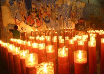 PERAYAAN IMLEK SAAT PANDEMI DI LAMPUNG. Warga keturunan Tionghoa menyalakan lilin ukuran besar saat sembahyang saat perayaan Tahun Baru Imlek 2572 di Vihara Amurwa Bhumi Graha Bandar Lampung, Kamis (11/2) malam. Pengurus vihara melakukan pembatasan pengunjung serta mewajibkan menjaga jarak dan memakai masker saat sembahyang untuk mencegah penyebaran Covid-19.
n LAMPUNG POST/ZAINUDDIN