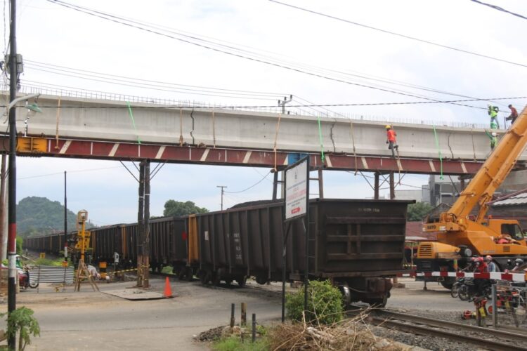 PROYEK FLYOVER SULTAN AGUNG. Kereta api Babaranjang tengah melintasi proyek pembangunan flyover Sultan Agung Bandar Lampung, Senin (8/2). Pembangunan flyover tersebut belum juga rampung, selain disebabkan anggaran yang dialihkan untuk mengatasi dampak pandemi Covid-19, juga karena silang kewenangan di ruas jalan yang dilintasi rel kereta api tersebut.
n LAMPUNG POST/SUKISNO