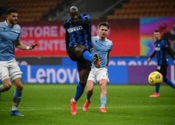 INTER MILAN VS LAZIO. Penyerang Inter Milan asal Belgia Romelu Lukaku melakukan tendangan ke arah gawang Lazio dan mencetak gol saat pertandingan sepak bola Serie A Italia antara Inter Milan dan Lazio di Stadion Giuseppe Meazza, Milan, Senin (15/2).
AFP/MARCO BERTORELLO