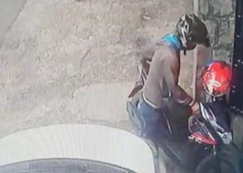 Pencuri Gasak Motor di Depan Toko