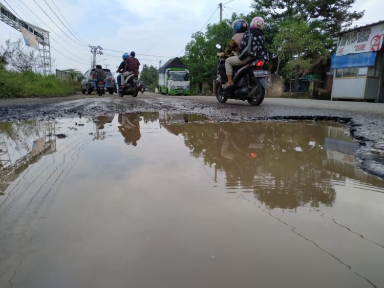 Jalan rusak di Bandar Lampung. (LAMPUNGPOST/SUKISNO)
