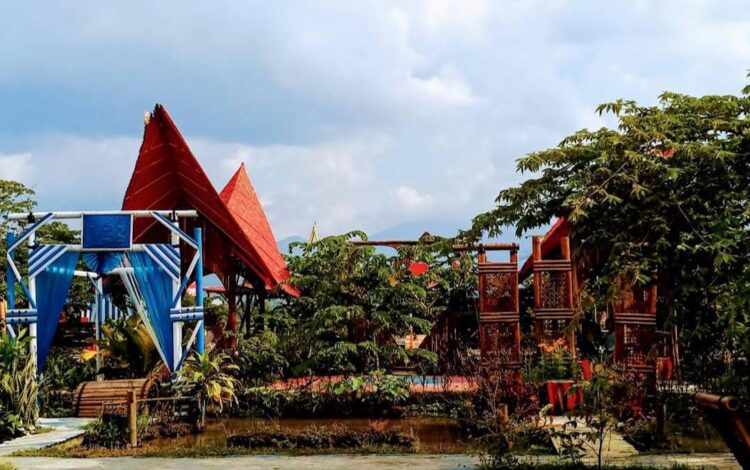 Taman Sabin di tengah sawah yang indah. (LAMPUNG POST/APRIESTI L)