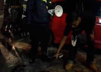 Remaja membuang atau menumpahkan minuman keras. (dok)