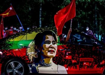 Pemimpin de facto Myanmar Aung San Suu Kyi ditahan oleh pihak militer yang lakukan kudeta. (Foto: AFP)