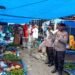 Camat dan Kapolsek Palas, Lampung Selatan, kompak menyosialisasikan pentingnya penerapan protokol kesehatan (prokes) ke warga di pasar tradisional Desa Bangunan, Rabu (17/2).