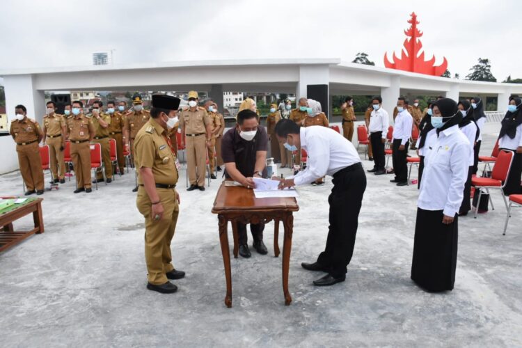 Acara penyerahan petikan salinan SK PPPK tahun 2019 di lantai atas gedung parkir Pemkot setempat, Selasa, 16 Februari 2021. (Dok. Humas Pemkot)