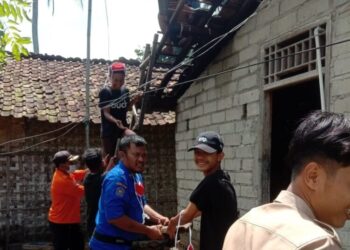 Warga Desa Mekarsari dan Pasirsakti, Kecamatan Pasirsakti, Lampung Timur, bergotong royong memperbaiki rumah yang porak-poranda akibat angin puting beliung.(Foto: Istimewa)