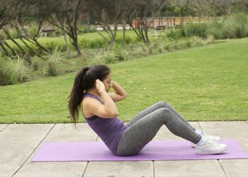Sit up mengencangkan otot perut. (DOK)