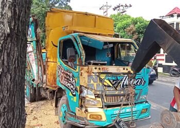Kondisi mobil truk usai terguling di Jalan AH Nasution. (Lampost.co/Bambang Pamungkas)