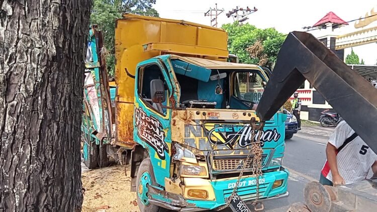 Kondisi mobil truk usai terguling di Jalan AH Nasution. (Lampost.co/Bambang Pamungkas)