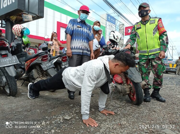 Puluhan Pelanggar Prokes Dihukum Push Up