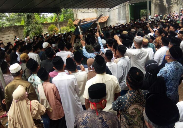 Warga saat melayat almarhum Ketua Pimpinan Cabang Nahdlatul Ulama (PCNU) Kota Metro KH Ali Qomarudin.
