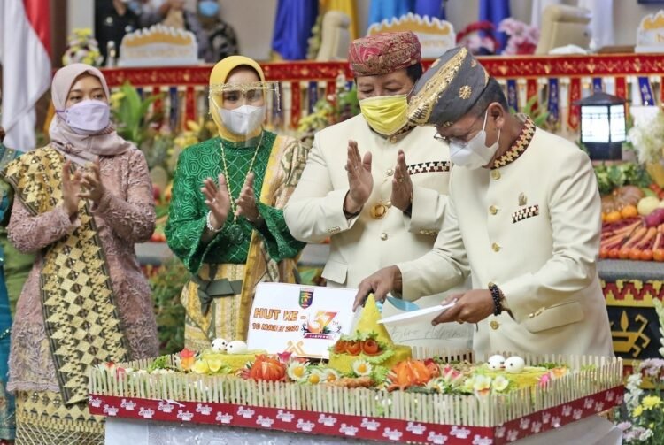 Ketua DPRD Lampung Mingrum Gumay memotong tumpeng yang diserahkan untuk Gubernur Lampung Arinal Djunaidi saat rapat paripurna istimewa dalam rangka HUT ke-57 Provinsi Lampung di gedung DPRD Provinsi Lampung, Kamis (18/3).
n LAMPUNG POST/ZAINUDDIN/ISTIMEWA