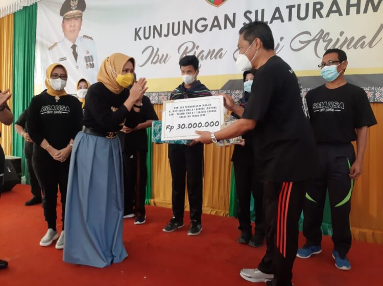 Ketua Tim Penggerak Pemberdayaan Kesejahteraan Keluarga (PKK) Provinsi Lampung, Riana Sari Arinal, memberikan bantuan kepada SMAN 1 Bandar Lampung dalam agenda kunjungan silaturahmi pada Jumat (26/3).
LAMPUNG POST/SALDA ANDALA