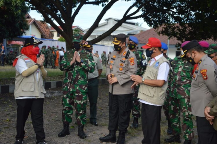 Wali Kota Bandar Lampung Eva Dwiana bersama Forkompinda Kota Bandar Lampung saat apel persiapan Satgas Covid-19 di halaman Gedung Wanita, Jalan Kapten Tendean, Tanjungkarang Pusat, Rabu (31/3).
DOK PEMKOT BANDAR LAMPUNG