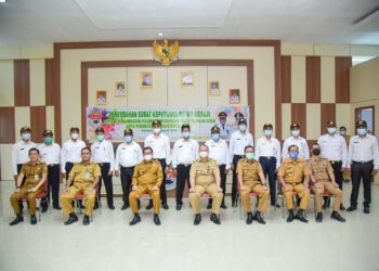 Bupati Mesuji Mesuji Saply TH didampingi Kepala Badan Kepegawaian dan Pengembangan Sumber Daya Manusia (BKPSDM) Mesuji Yopi Saputra usai menyerahkan surat keputusan pengangkatan pegawai pemerintah dengan perjanjian kerja (PPPK) formasi tahun 2019 di lingkup Pemerintah Mesuji, Senin (1/3).