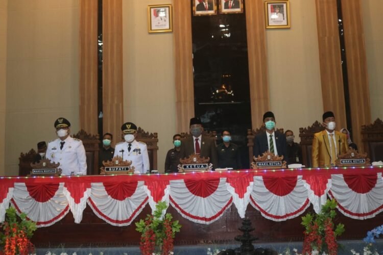 Bupati dan Wakil Bupati Lampung Timur, H M Dawam Rahardjo dan H Azwar Hadi saat paripurna Dewan Perwakilan Rakyat Daerah (DPRD) Kabupaten Lampung Timur di Gedung Paripurna DPRD Lamtim, Jumat (26/2).
ISTIMEWA