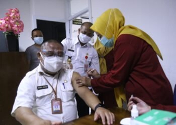 VAKSINASI PEGAWAI PEMKOT BANDAR LAMPUNG. Pegawai Pemerintah Kota Bandar Lampung menjalani vaksinasi Covid-19 tahap kedua di Kantor Wali Kota Bandar Lampung, Rabu (3/3). Vaksinasi Covid-19 tersebut dilakukan kepada seluruh pegawai di lingkungan Pemkot Bandar Lampung secara bertahap dengan prioritas kepada pegawai di sejumlah organisasi perangkat daerah (OPD) yang bertugas melakukan interaksi pelayanan publik langsung kepada masyarakat untuk mencegah penyebaran Covid-19.
LAMPUNG POST/ZAINUDDIN