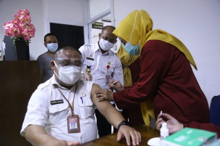 VAKSINASI PEGAWAI PEMKOT BANDAR LAMPUNG. Pegawai Pemerintah Kota Bandar Lampung menjalani vaksinasi Covid-19 tahap kedua di Kantor Wali Kota Bandar Lampung, Rabu (3/3). Vaksinasi Covid-19 tersebut dilakukan kepada seluruh pegawai di lingkungan Pemkot Bandar Lampung secara bertahap dengan prioritas kepada pegawai di sejumlah organisasi perangkat daerah (OPD) yang bertugas melakukan interaksi pelayanan publik langsung kepada masyarakat untuk mencegah penyebaran Covid-19.
LAMPUNG POST/ZAINUDDIN