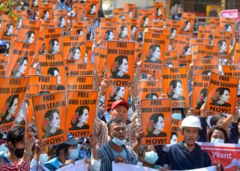 DEMONSTRASI MYANMAR. Para pengunjuk rasa memegang poster pemimpin Myanmar yang ditahan Aung San Suu Kyi selama demonstrasi menentang kudeta militer di Naypyidaw, Minggu (28/2). Suu Kyi dituduh melanggar undang-undang komunikasi dan menghasut keresahan publik.
AFP/STR