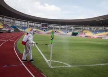 PENERAPAN PROTOKOL KESEHATAN PIALA MENPORA. Petugas menyemprotkan cairan disinfektan ke bendera sudut lapangan sebelum pertandingan Piala Menpora di Stadion Manahan, Solo, Jawa Tengah, Minggu (21/3). Piala Menpora dengan pertandingan pembuka Arema FC melawan Persikabo 1973 dilaksanakan tanpa penonton dan menerapkan protokol kesehatan ketat. ANTARA FOTO/MOHAMMAD AYUDHA
