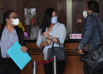 PEMERIKSAAN DANING SARASWATI. Komisaris PT Rajawali Parama Indonesia (RPI) Daning Saraswati (tengah) berbincang dengan kuasa hukumnya usai menjalani pemeriksaan di Gedung Merah Putih KPK, Jakarta, Senin (1/3). KPK memeriksa Daning Saraswati sebagai saksi bagi tersangka pejabat pembuat komitmen (PPK) di Kemensos Matheus Joko Santoso dalam penyidikan kasus dugaan suap pengadaan bansos untuk wilayah Jabodetabek tahun 2020.
ANTARA FOTO/INDRIANTO EKO SUWARSO