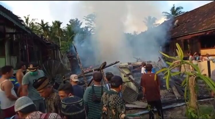 Rumah dan Mobil Hangus Terbakar