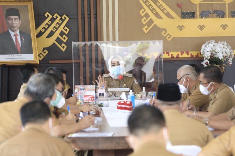 OPTIMISTIS ZONA HIJAU. Bupati Tulangbawang Winarti saat rapat koordinasi dengan camat se-Tulangbawang dalam menekan laju penyebaran Covid-19 di Tulangbawang, Senin (15/3). Winarti optimistis dengan kerja keras seluruh jajaran bersama masyarakat, Tulangbawang sebagai zona hijau dapat segera terealisasi.
LAMPUNG POST/FERI IRWANDA