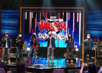 VAKSIN UNTUK INDONESIA. Grup band Slank bersama CEO Media Group Mohammad Mirdal Akib saat acara kick-off Vaksin untuk Indonesia, Senin (29/3).
(LAMPUNG POST/LUCHITO SASONGKO)