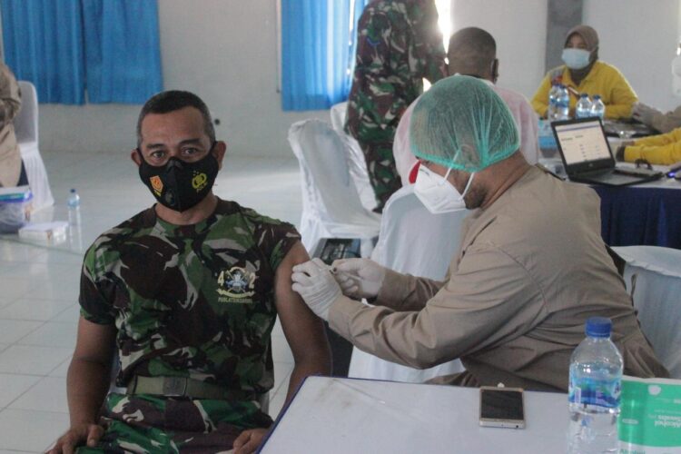 Paspers Brigif 4 Mar/BS disuntik vaksin Sinovac. Dinas Penerangan Brigif 4 Mar/BS