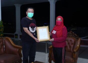 Mewakili Konsulat Jenderal Tiongkok di Medan, Sekretaris PSMTI Lampung Steven, menyampaikan surat resmi ucapan  selamat kepada Eva Dwiyana yang telah dilantik sebagai Wali Kota Bandar Lampung. DOK/PSMTI LAMPUNG