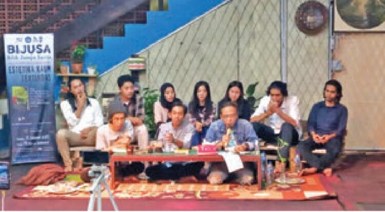 PELUNCURAN BUKU. Unit Kegiatan Mahasiswa Bidang Seni
(UKMBS) Universitas Lampung (Unila) meluncurkan buku Estetika
Kaum Tertindas, dilaksanakan di gedung PKM Unila, Sabtu (13/3). Lampung Post/ Umar Robbani